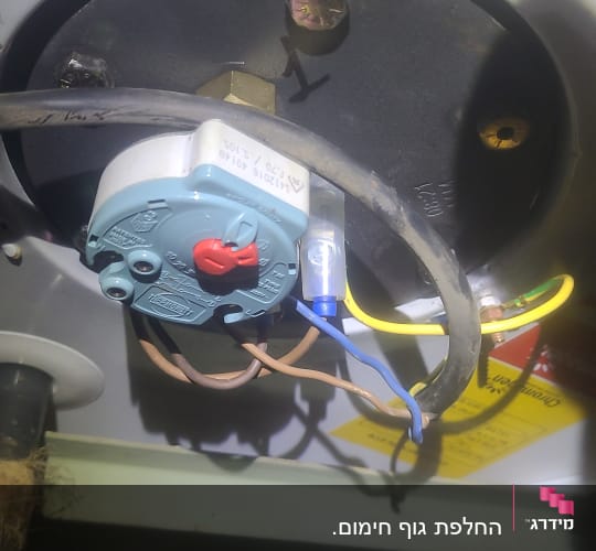 חיבורים חשמליים על דוד שמש עם כבלים צבעוניים